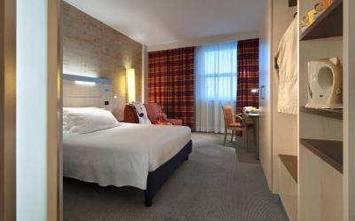 Foto Hotel Holiday Inn Express Langhe